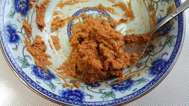 2．用勺子将其搅拌均匀备用。