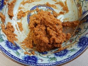 2．用勺子将其搅拌均匀备用。