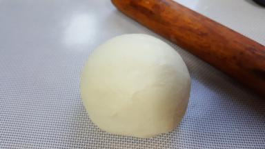 4．取出面团后醒发15分钟。