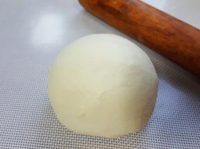 4．取出面团后醒发15分钟。