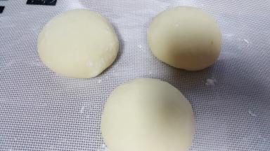 5．将面团平均分成三份滚圆备用。