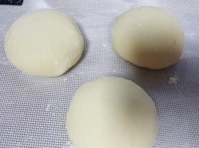 5．将面团平均分成三份滚圆备用。