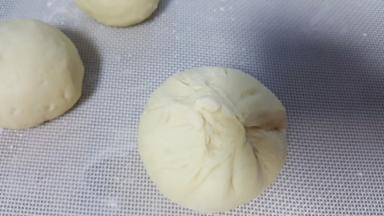 7．像包包子一样，把馅料包好，收口要捏紧。