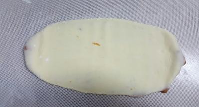 8．三个全部包好后，取一个轻轻地擀长，这时馅料可能会有挤出，没有关系。