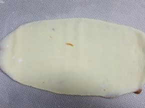 8．三个全部包好后，取一个轻轻地擀长，这时馅料可能会有挤出，没有关系。