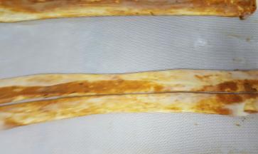 12．取一个饼胚从中间用刮刀切开。