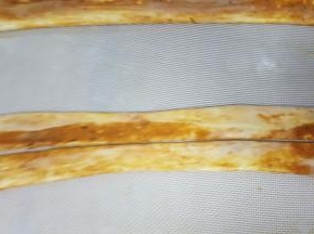 12．取一个饼胚从中间用刮刀切开。