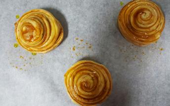 15．三个依次做好，表面刷适量的胡麻油。