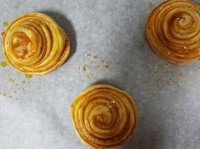 15．三个依次做好，表面刷适量的胡麻油。