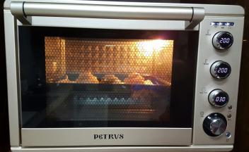 16．放入预热好的烤箱中，上下火200度，烤30分钟。