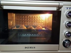 16．放入预热好的烤箱中，上下火200度，烤30分钟。