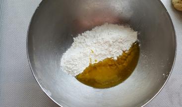 2．油酥用料，称量准确放入碗中。