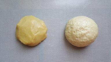 3．将水油皮揉成一个滋润的面团，油酥混合成团。