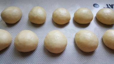 6．将十份面团全部包好，收口向下。