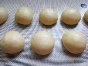 6．将十份面团全部包好，收口向下。