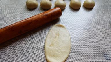 7．取一个面团擀成椭圆形。