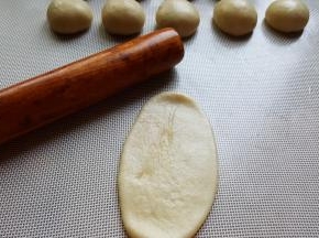 7．取一个面团擀成椭圆形。