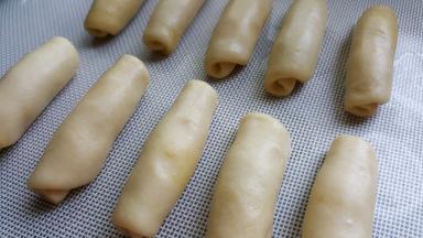 8．自上而下卷起，将十个面团依次做好。