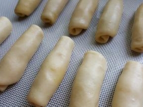 8．自上而下卷起，将十个面团依次做好。