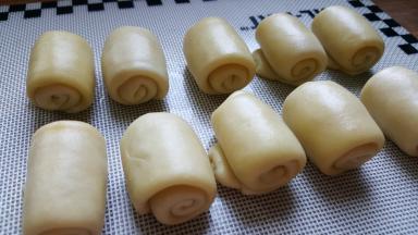 10．由上而下卷起，十个依次做好。