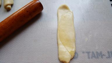 9．再取出一个面团，先用手轻微压扁，然后用擀面杖擀开。