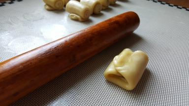 12．进行一个三折，折成小的长方形，再用擀面杖擀薄。