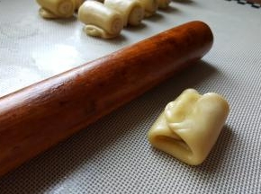 12．进行一个三折，折成小的长方形，再用擀面杖擀薄。