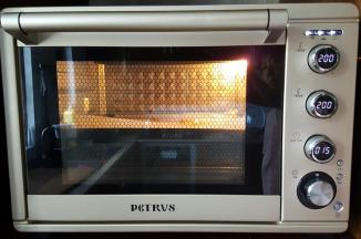 14．烤箱上下火200度，中层烤15分钟。