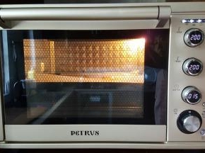 14．烤箱上下火200度，中层烤15分钟。