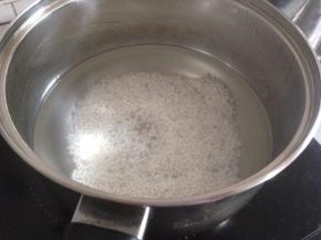 锅里的水烧开后放入西米，待再次烧开后关火，盖上锅盖