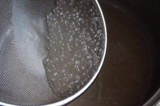 焖15分钟。这时候大多数的西米中间只有很小的白点