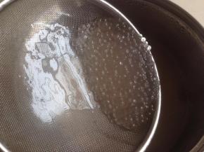 继续煮沸，关火，盖上锅盖，焖5分钟左右，全部西米都没有小白点了