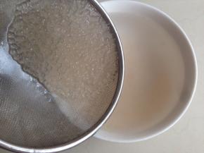 从锅中将西米捞起，放入冷开水中