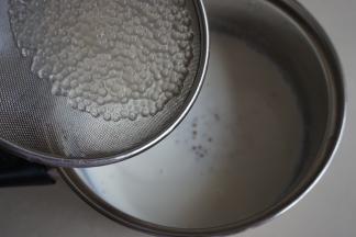 将西米从冷开水中捞起放入牛奶中