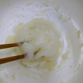 汤种配料倒入容器中，小火加热至糊状放凉冷藏二个小时使用