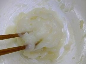 汤种配料倒入容器中，小火加热至糊状放凉冷藏二个小时使用