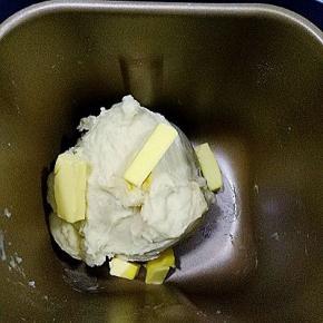 和面20分钟后加入黄油再次启动和面20分钟