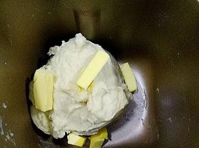 和面20分钟后加入黄油再次启动和面20分钟