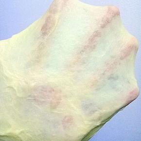 揉面结束后，取一小块面团，检查出膜情况