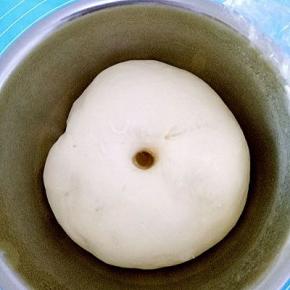 盖上保鲜膜冷藏一晚上发酵，第二天拿出，手指沾面粉插入面团中，小洞不回缩，不塌馅即发酵成功