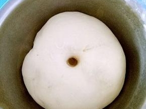 盖上保鲜膜冷藏一晚上发酵，第二天拿出，手指沾面粉插入面团中，小洞不回缩，不塌馅即发酵成功
