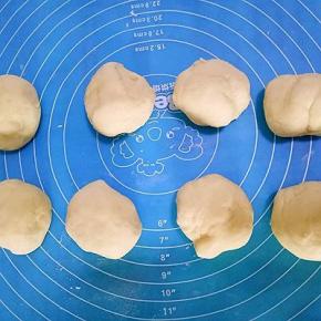 排气，分成60g左右的小剂子，盖上保鲜膜松弛15分钟