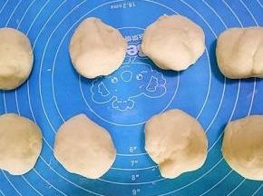排气，分成60g左右的小剂子，盖上保鲜膜松弛15分钟