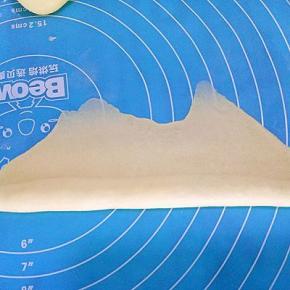 从下往上卷起来，上面的面皮擀的薄一点，依次做好，放入烤盘进行二次发酵