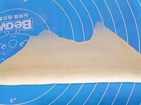 从下往上卷起来，上面的面皮擀的薄一点，依次做好，放入烤盘进行二次发酵