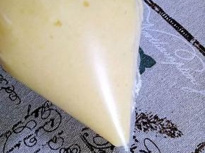 制作泡芙糊:水，色拉油，黄油一起煮开，迅速倒入高粉搅拌均匀，关火，等面糊晾凉，分三次加入鸡蛋液，做好的泡芙糊放入裱花袋备用，我用的是保鲜袋