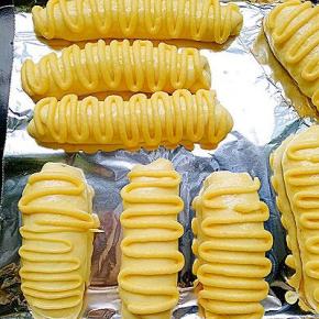 将泡芙糊挤在发酵好的面包团上，烤箱160度预热6分钟，在中层烤20分钟