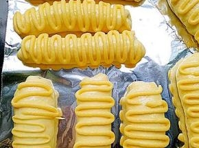 将泡芙糊挤在发酵好的面包团上，烤箱160度预热6分钟，在中层烤20分钟