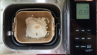 1．将饼底的用料全部，放入面包机桶内。