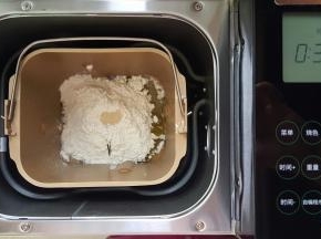 1．将饼底的用料全部，放入面包机桶内。